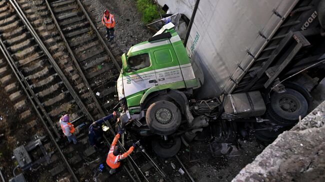 В Симферополе грузовик упал с моста на ж/д пути