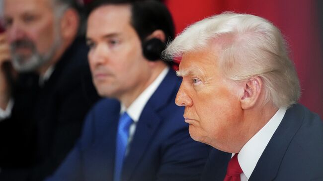 Президент США Дональд Трамп во время встречи с председателем КНР Си Цзиньпином в Пусане, Южная Корея