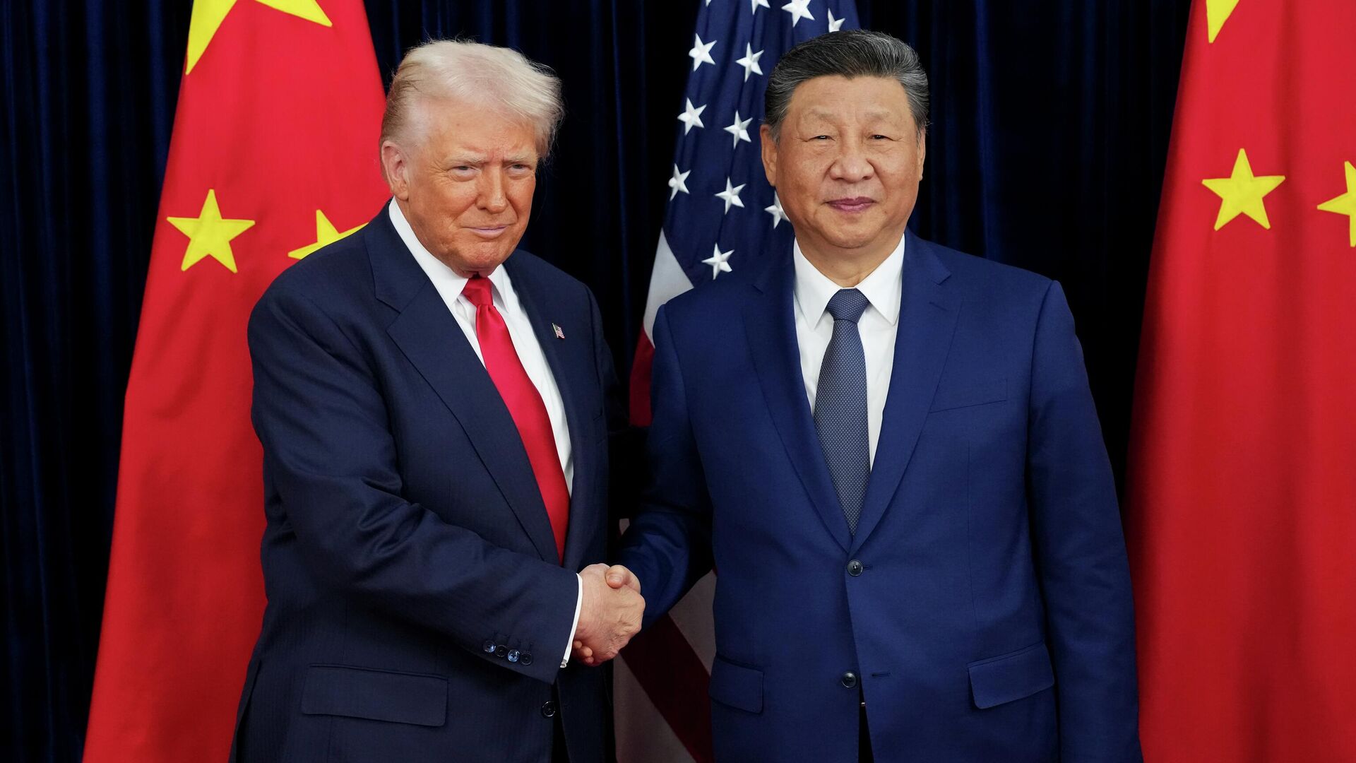 Президент США Дональд Трамп и председатель КНР Си Цзиньпин во время встречи в Пусане, Южная Корея - РИА Новости, 1920, 30.10.2025