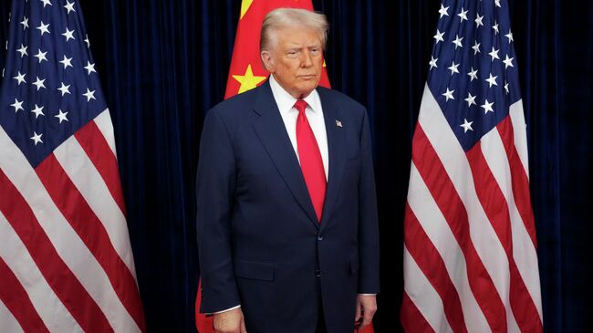 Президент США Дональд Трамп и председатель КНР Си Цзиньпин во время встречи в Пусане, Южная Корея