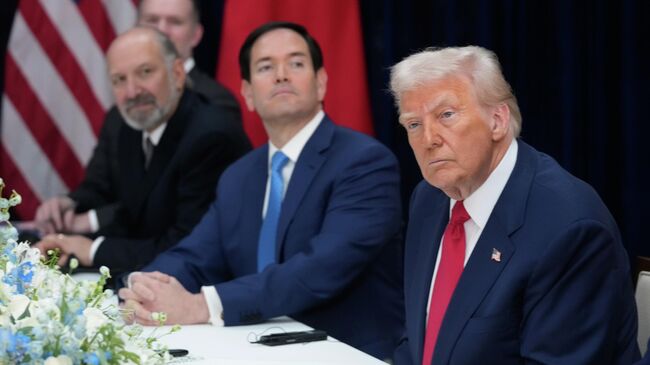 Президент США Дональд Трамп во время встречи с председателем КНР Си Цзиньпином в Пусане, Южная Корея