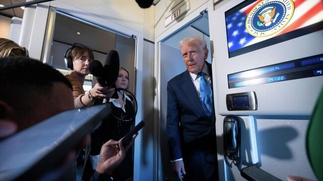 Президент США Дональд Трамп беседует с журналистами на борту Air Force One во время путешествия по Азии