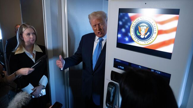 Президент США Дональд Трамп беседует с журналистами на борту Air Force One во время путешествия по Азии