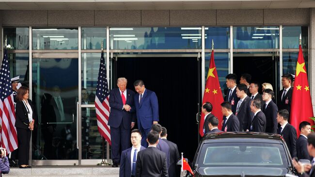 Президент США Дональд Трамп и председатель КНР Си Цзиньпин после двусторонней встречи на авиабазе в Пусане, Южная Корея