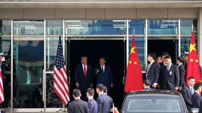 Президент США Дональд Трамп и председатель КНР Си Цзиньпин после двусторонней встречи на авиабазе в Пусане, Южная Корея
