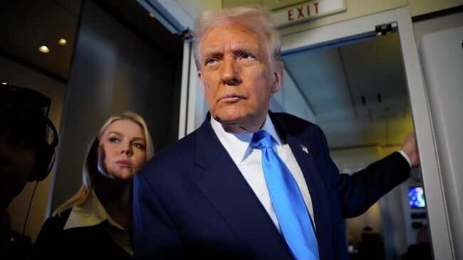 Президент США Дональд Трамп беседует с журналистами на борту Air Force One во время путешествия по Азии