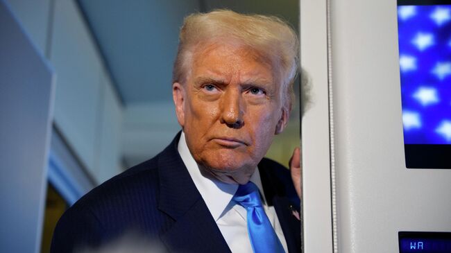 Президент США Дональд Трамп беседует с журналистами на борту Air Force One во время путешествия по Азии