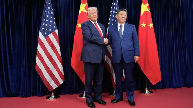 Президент США Дональд Трамп и председатель КНР Си Цзиньпин во время встречи в Пусане, Южная Корея