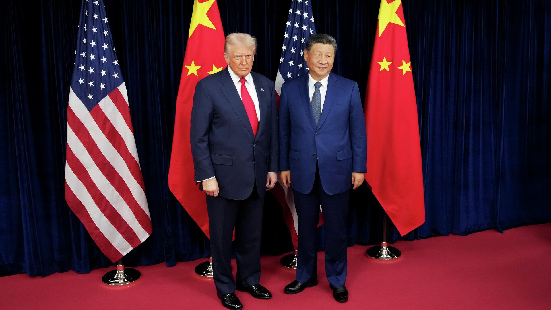 Президент США Дональд Трамп и председатель КНР Си Цзиньпин во время встречи в Пусане, Южная Корея. 30 октября 2025 Президент США Дональд Трамп и председатель КНР Си Цзиньпин во время встречи в Пусане, Южная Корея. 30 октября 2025 - РИА Новости, 1920, 30.10.2025