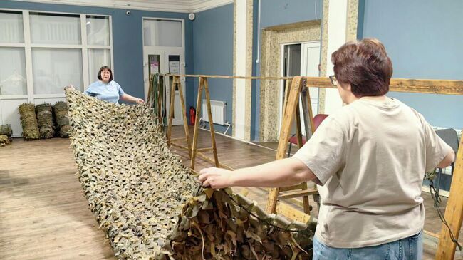 Волонтеры поселка Сеймчан в Магаданской области сплели свою 100-ю маскировочную сеть