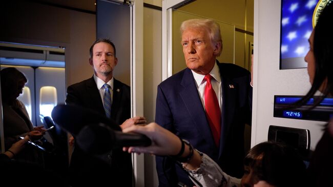 Президент США Дональд Трамп беседует с журналистами на борту Air Force One после встречи с председателем КНР Си Цзиньпином 