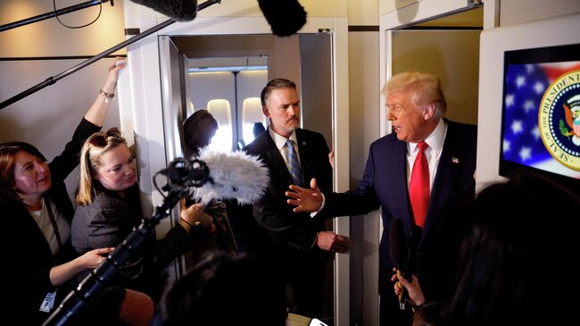 Президент США Дональд Трамп беседует с журналистами на борту Air Force One после встречи с председателем КНР Си Цзиньпином 