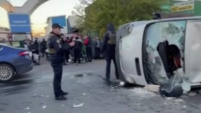 Жители Одессы перевернули автобус военкомата во время драки