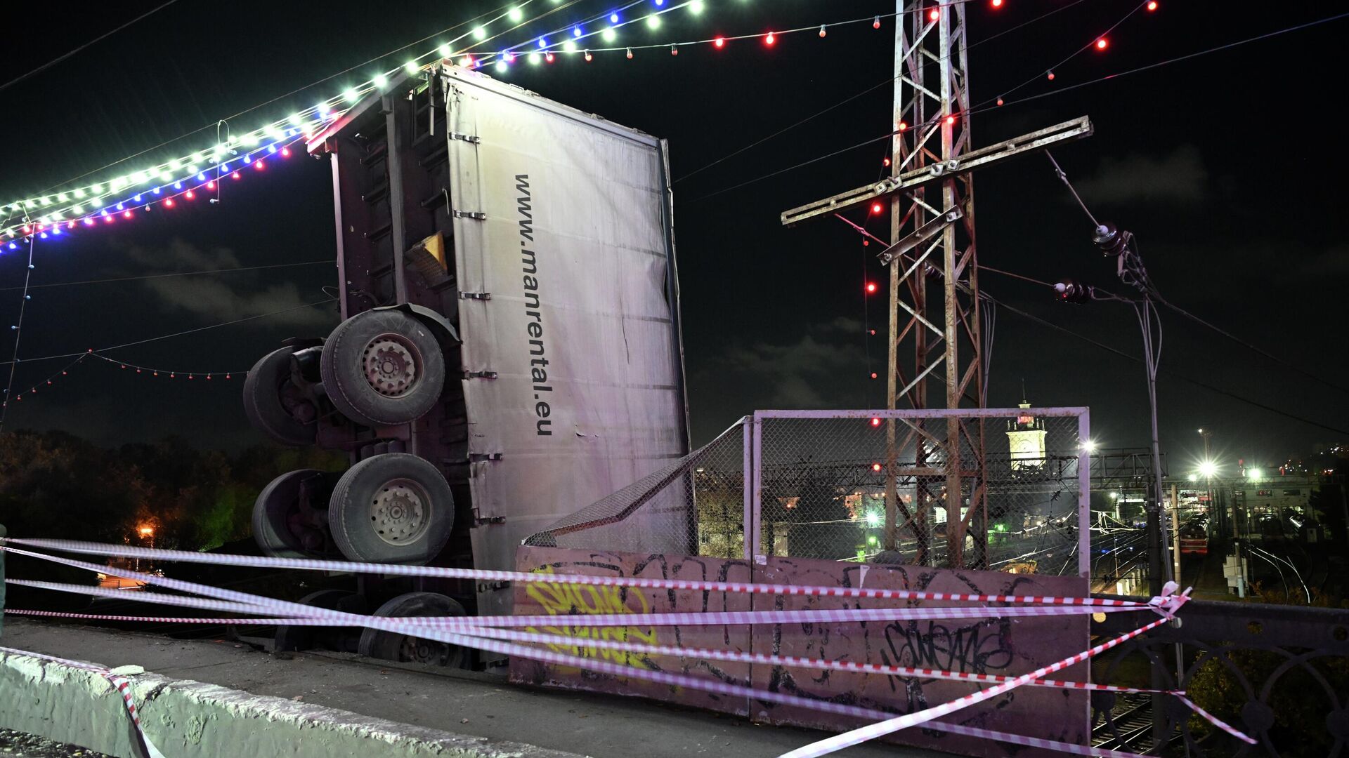 Грузовой автомобиль на железнодорожных путях в Симферополе - РИА Новости, 1920, 30.10.2025