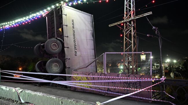 Грузовой автомобиль на железнодорожных путях в Симферополе