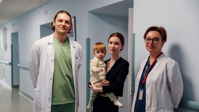 Пациент с мамой и врачами Юрием Кулябиным и Анастасией Лейкехман