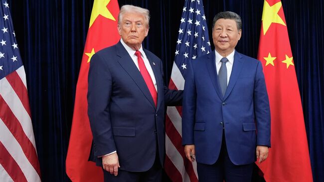 Дональд Трамп и Си Цзиньпин на авиабазе Гимхэ в Пусане, Южная Корея