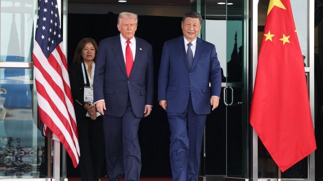 Председатель КНР Си Цзиньпин во время встречи с президентом США Дональдом Трампом в Пусане, Южная Корея