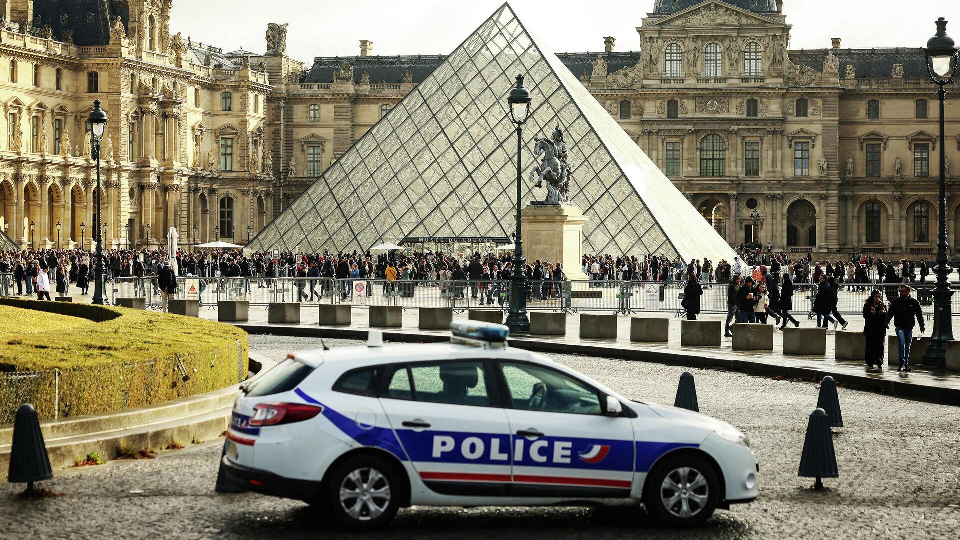 Автомобиль французской полиции у Лувра Автомобиль французской полиции у Лувра - РИА Новости, 1920, 26.11.2025