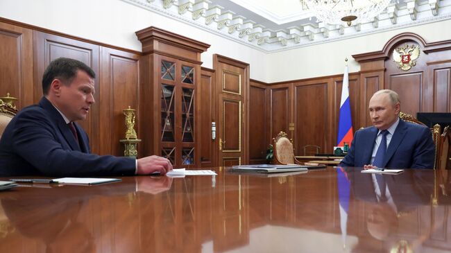 Президент РФ Владимир Путин и председатель правления управляющей компании Роснано Сергей Куликов во время встречи