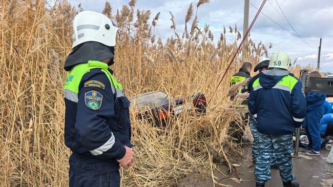 Место происшествия, где подросток за рулем Жигулей не справился с управлением и съехал в водоем в Волгограде