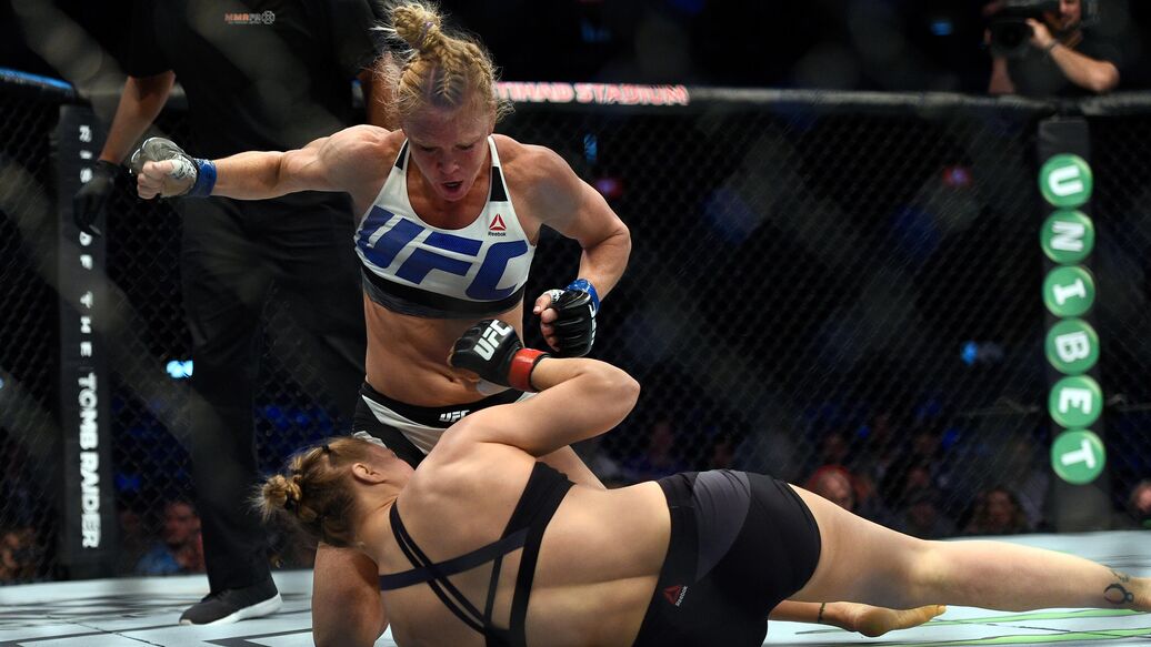 "Сидела и думала о суициде": нокаут похоронил карьеру главной женщины UFC