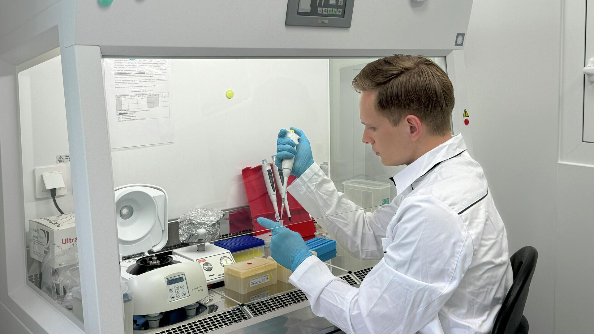 Младший научный сотрудник лаборатории AquaBioSafe ТюмГУ Артем Беляев - РИА Новости, 1920, 05.11.2025