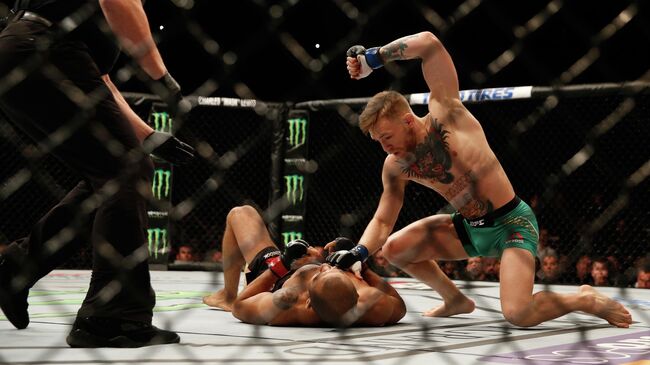 Конор Макгрегор в бою против Жозе Алду Конор Макгрегор в бою против Жозе Алду