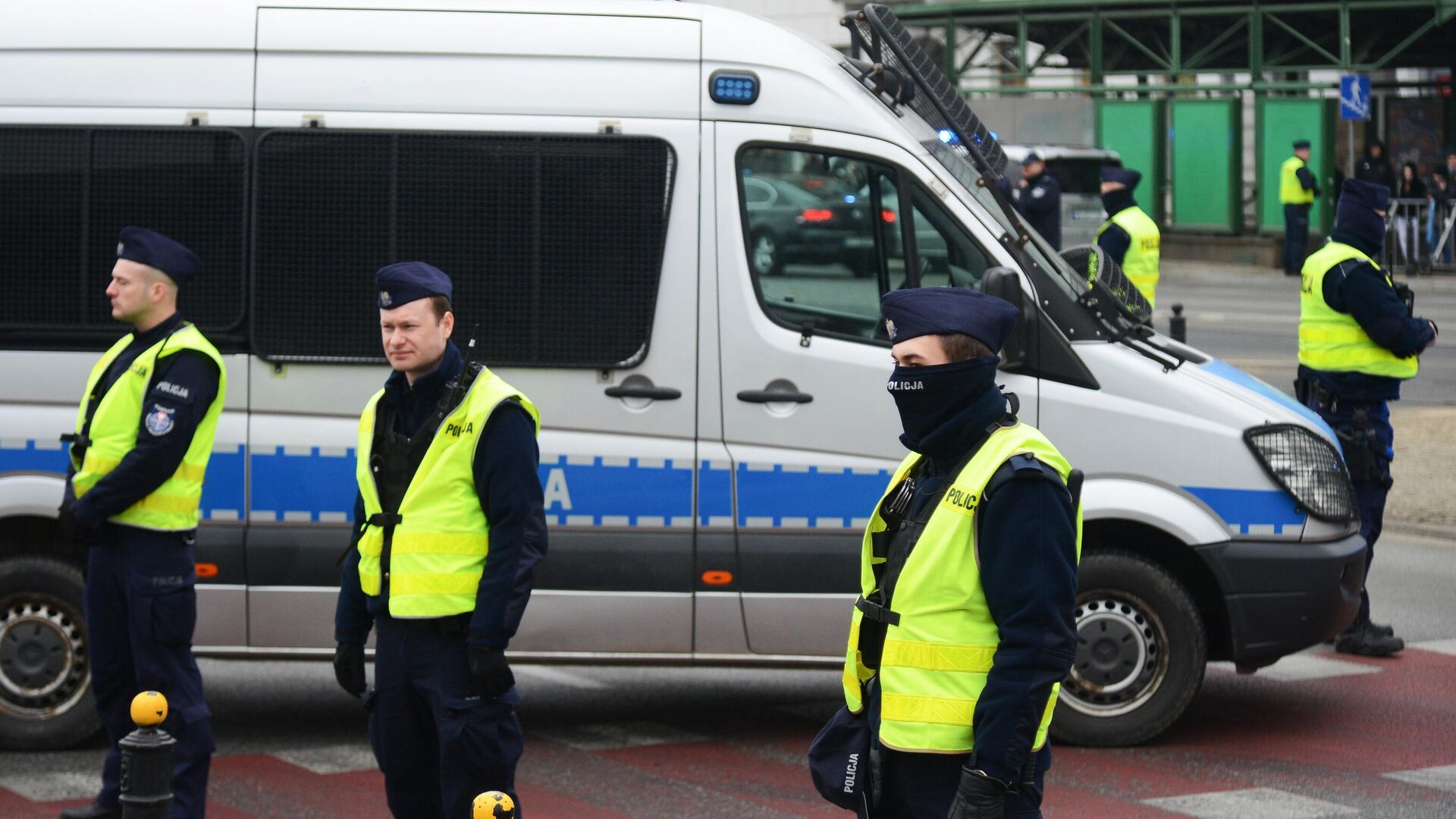 Сотрудники полиции в Польше - РИА Новости, 1920, 16.12.2025