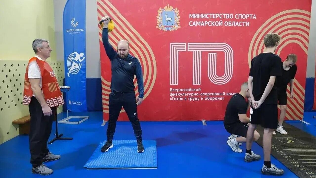 Губернатор Самарской области Вячеслав Федорищев выполняет нормативы ГТО в школе поселка Кинельский - РИА Новости, 1920, 30.10.2025