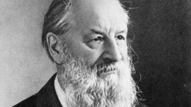 Русский и советский математик, механик и кораблестроитель, академик АН СССР, Герой Социалистического Труда, основатель современной русской школы кораблестроения Алексей Николаевич Крылов