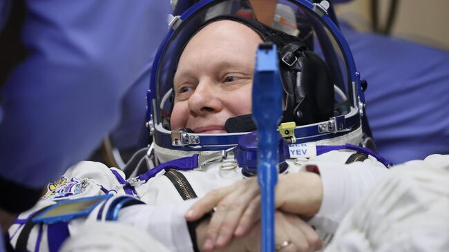 Член основного экипажа 67-й экспедиции на Международную космическую станцию (МКС), космонавт Роскосмоса Олег Артемьев на продувке скафандров перед отъездом на стартовую площадку космодрома Байконур