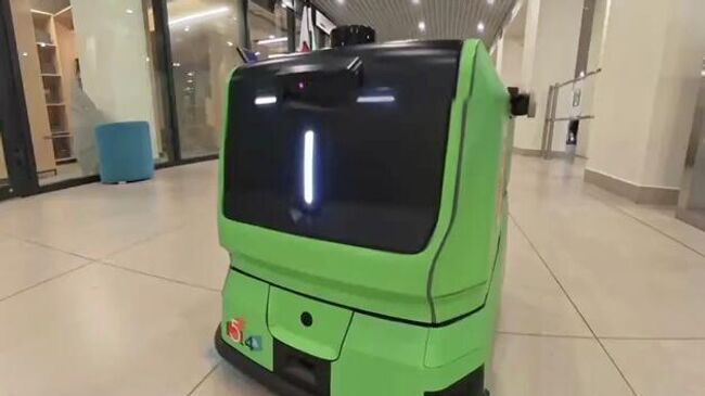 Робот-уборщик в московской школе