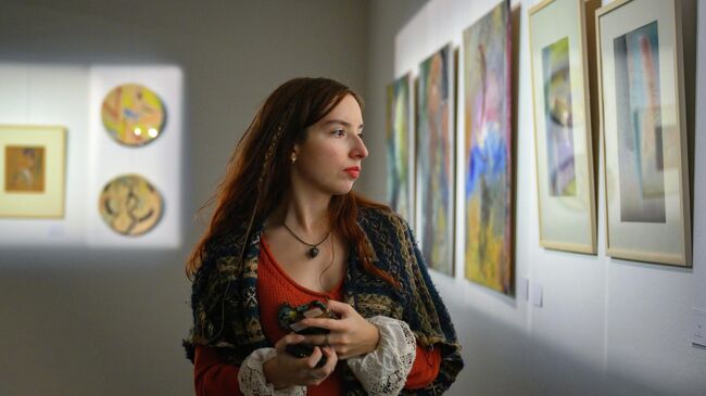 Посетительница на выставке Александр Траугот. Графика, фарфор, живопись в Москве