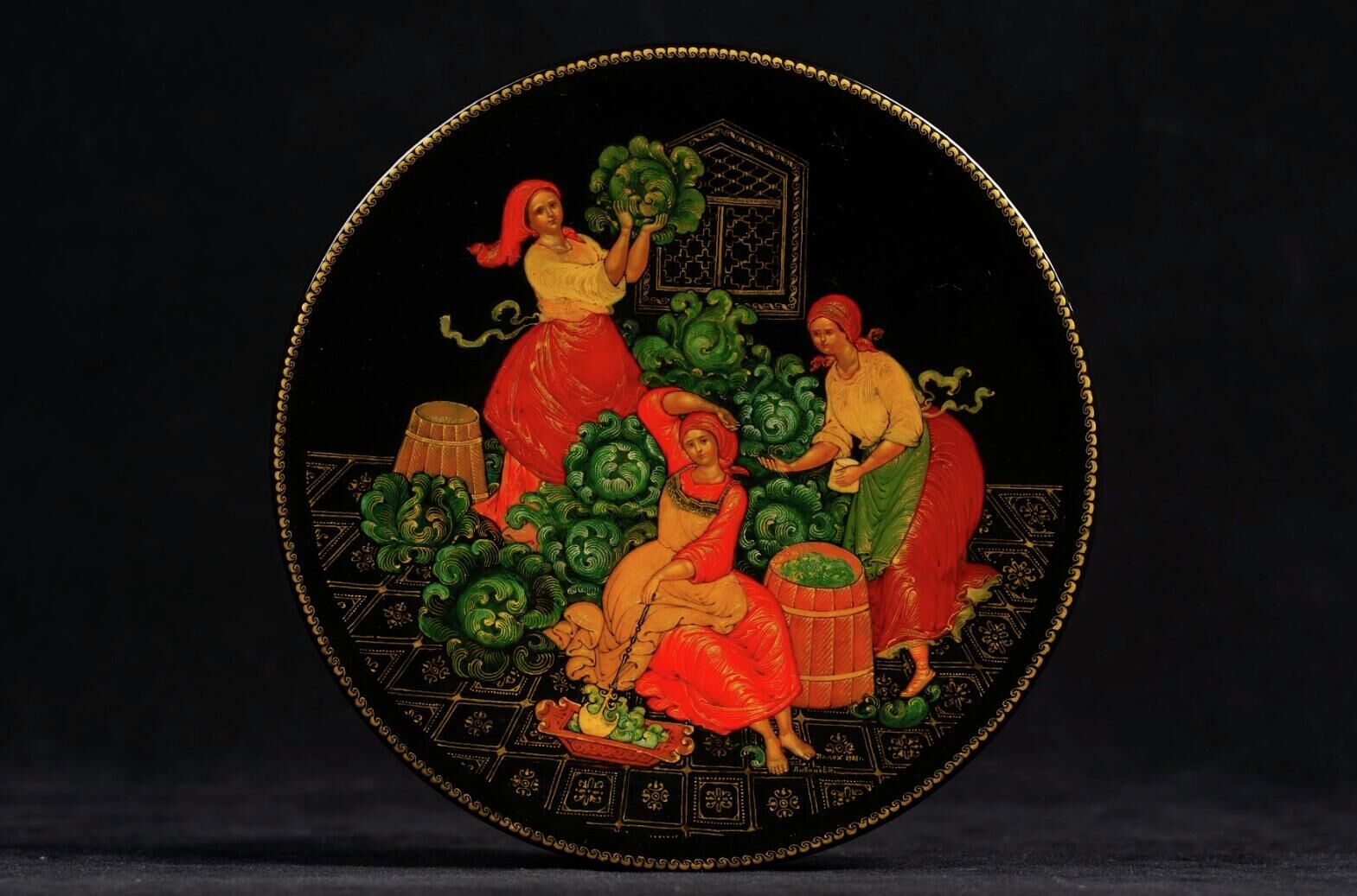 Выставка Лаки. Большая история в миниатюре: Федоскино, Палех, Мстёра и Холуй. Ирина Ливанова, декоративная тарелка Капустницы Выставка Лаки. Большая история в миниатюре: Федоскино, Палех, Мстёра и Холуй. Ирина Ливанова, декоративная тарелка Капустницы - РИА Новости, 1920, 06.12.2025