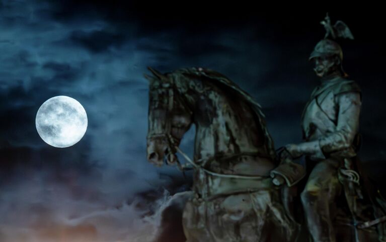 Суперлуние на фоне памятника Николаю I на Исаакиевской площади в Санкт-Петербурге Суперлуние на фоне памятника Николаю I на Исаакиевской площади в Санкт-Петербурге