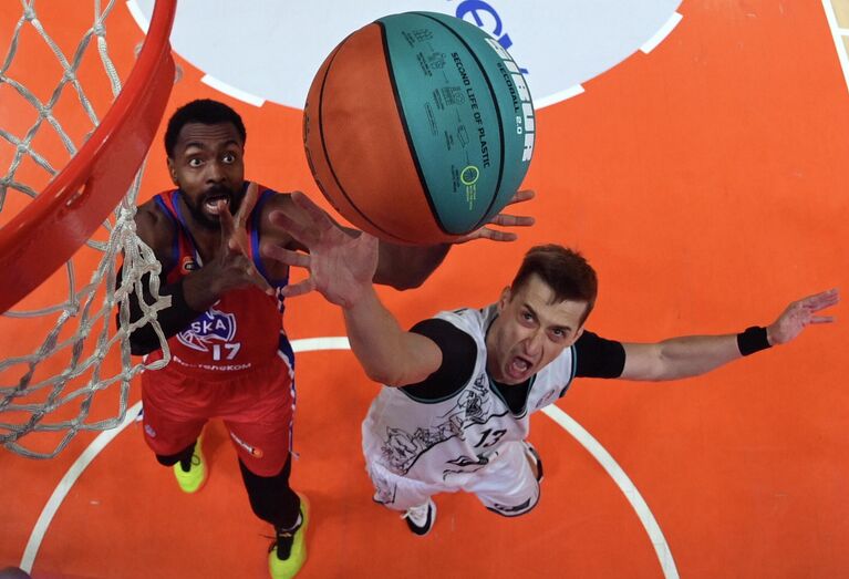 Ливио Жан-Шарль (ЦСКА) и Дмитрий Хвостов (Пари НН) в матче регулярного чемпионата Единой Лиги ВТБ в Москве Ливио Жан-Шарль (ЦСКА) и Дмитрий Хвостов (Пари НН) в матче регулярного чемпионата Единой Лиги ВТБ в Москве