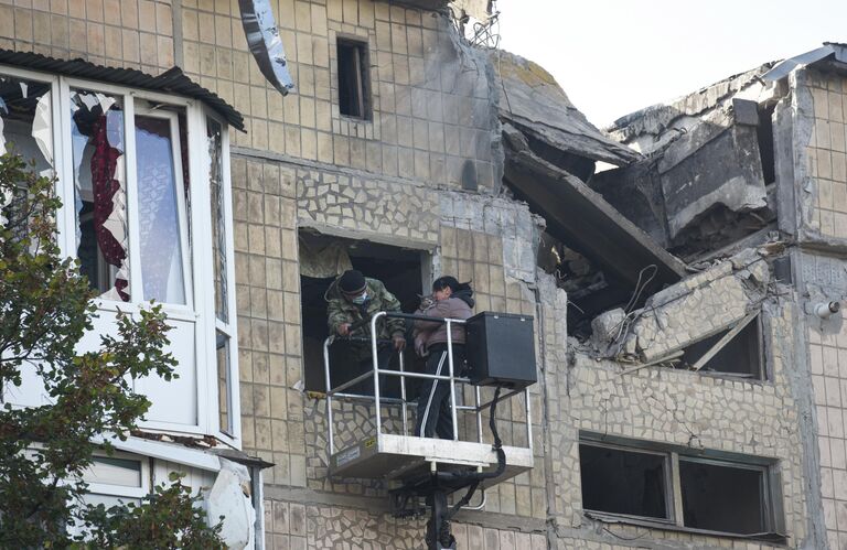 Жительница дома после ночного обстрела ВСУ со спасенным котом в Ясиноватой Донецкой народной республики Жительница дома после ночного обстрела ВСУ со спасенным котом в Ясиноватой Донецкой народной республики