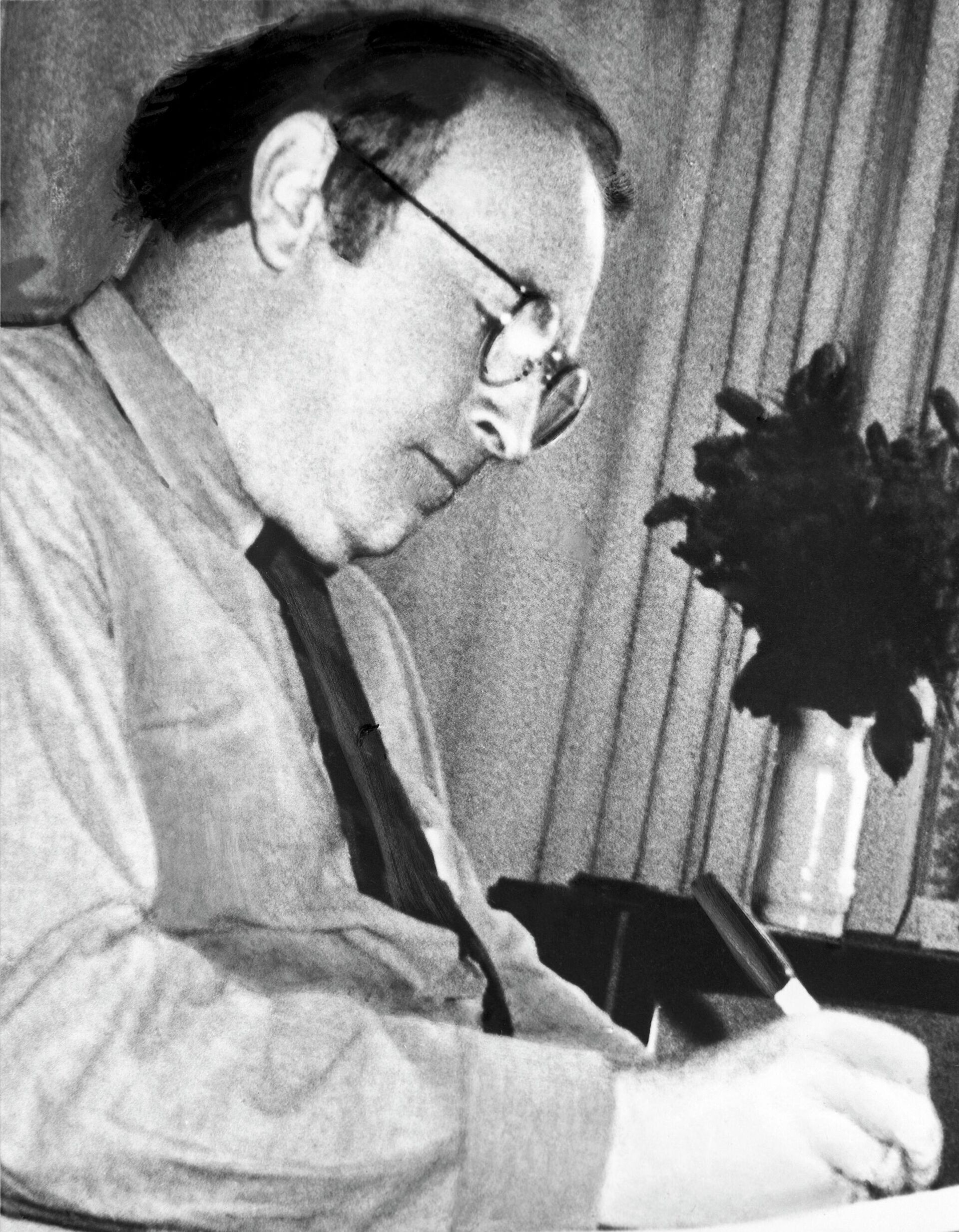 Поэт Иосиф Бродский во время работы Поэт Иосиф Бродский во время работы - РИА Новости, 1920, 30.10.2025