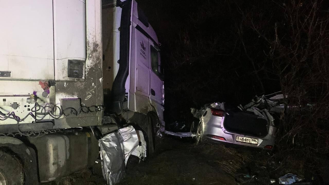 Последствия ДТП вблизи деревни Часовая на трассе Екатеринбург-Курган  - РИА Новости, 1920, 30.10.2025