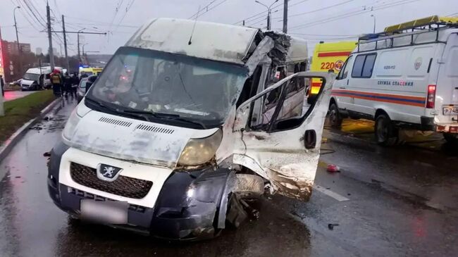 Последствия ДТП с участием маршрутных такси и трамвая в Туле