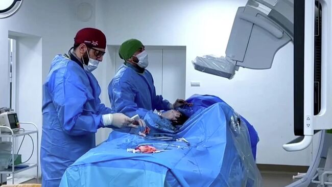 Медики Республиканского центра высоких медицинских технологий в Кабардино-Балкарии проводят операцию мужчине с тромбозом правой поверхностной бедренной артерии