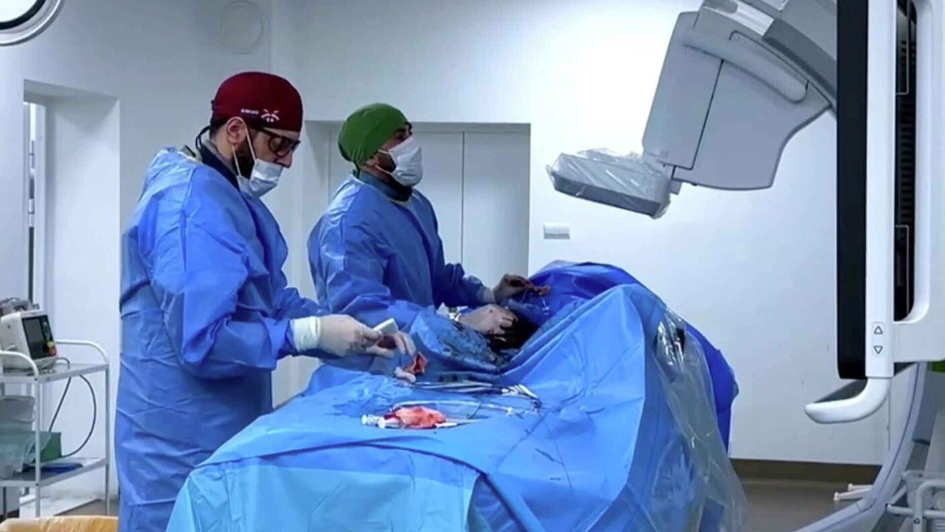 Медики Республиканского центра высоких медицинских технологий в Кабардино-Балкарии проводят операцию мужчине с тромбозом правой поверхностной бедренной артерии - РИА Новости, 1920, 30.10.2025