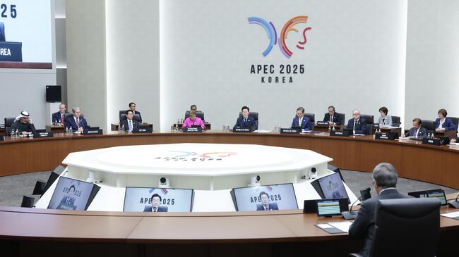 Заседание лидеров экономик АТЭС в рамках саммита Азиатско-Тихоокеанского экономического сотрудничества в Кёнджу. 31 октября 2025