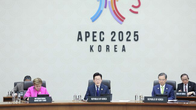 Президент Республики Корея Ли Чжэ Мён во время заседания лидеров экономик АТЭС в рамках саммита Азиатско-Тихоокеанского экономического сотрудничества в Кёнджу