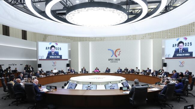 Заседание лидеров экономик АТЭС в рамках саммита Азиатско-Тихоокеанского экономического сотрудничества в Кёнджу. 31 октября 2025