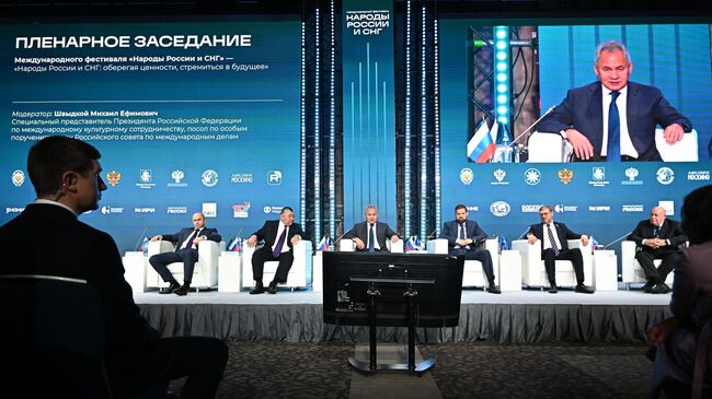Секретарь Совета безопасности РФ, президент Русского географического общества Сергей Шойгу на пленарном заседании фестиваля Народы России и СНГ в Центре международной торговли. 31 октября 2025
