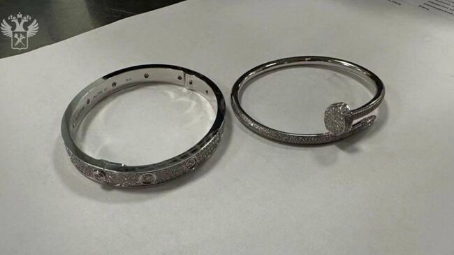 Два браслета Cartier обнаружили в обуви россиянина, прибывшего из Кувейта в аэропорт Домодедово