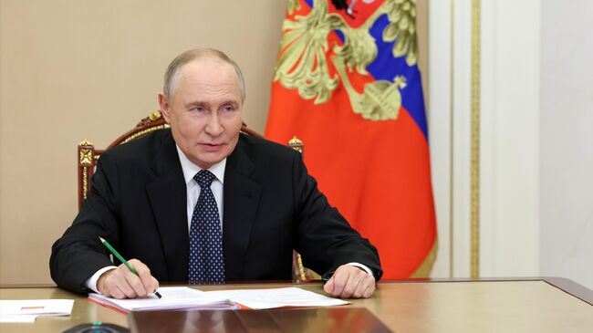 Президент Владимир Путин в режиме видеоконференции проводит оперативное совещание с постоянными членами Совета безопасности