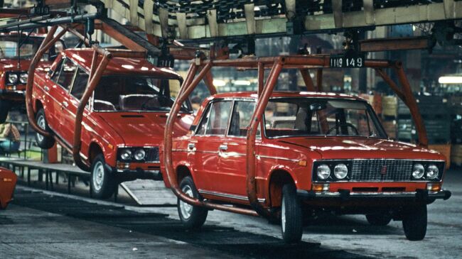 Советский заднеприводный автомобиль ВАЗ-2106 Волжского объединения по производству легковых автомобилей АвтоВАЗ